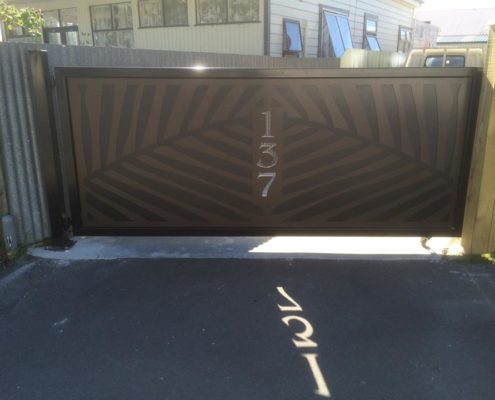 incision-palm-design-decorative-metal-custom-gate-screen custommetalgateusingtheincisionpalmdesignwithhousenumberincorporatedwiththehouseinthebackground