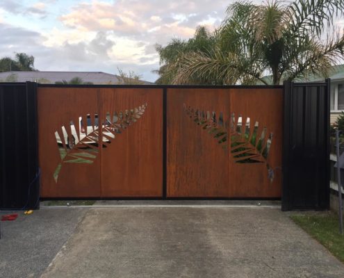 fern-custom-design-incision-gates cortengateswithacustomferndesigninadriveway