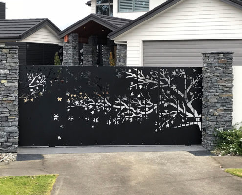 custom-metal-gates-www.incision.co.nz metal gatescustommadeforthisdrivewaywithhouseinbackground