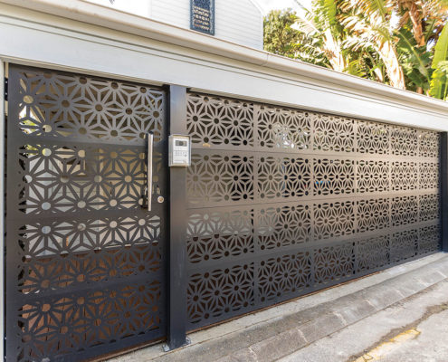 pointypetal-incision-custom-metal-security-fence-and-door custommetalgatesinaincisioninthepointypetaldesignwithdoorentry